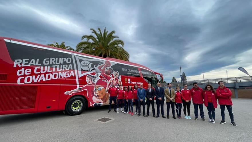 Grupistas y representantes de Alsa posan junto al nuevo autocar.