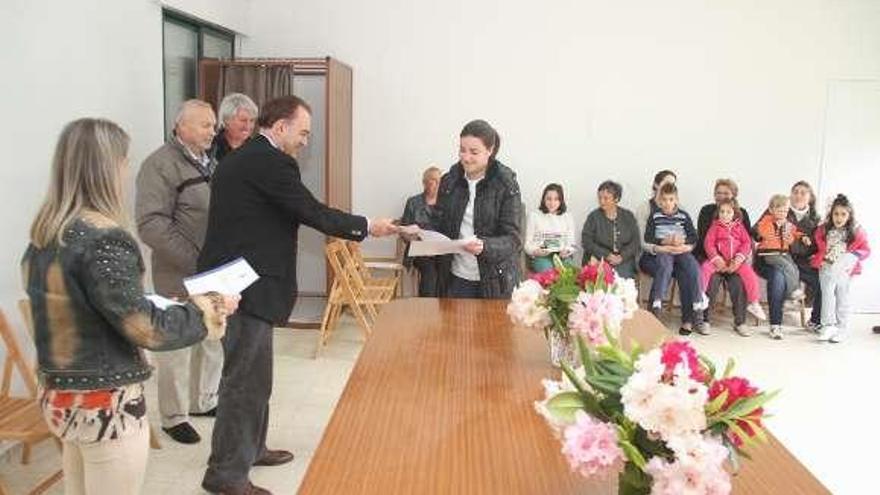 Crespo entrega los diplomas en el centro social de Sello.