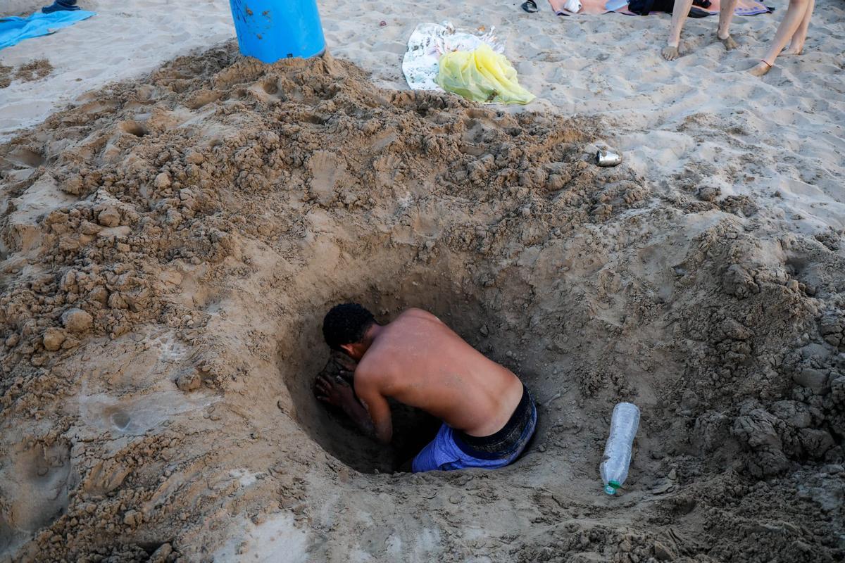 Todas las fotos de una noche de San Juan sofocante en las playas de València