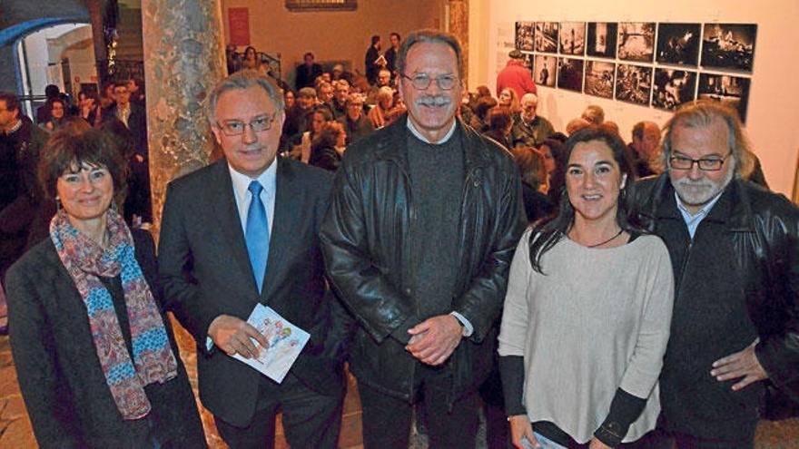 Miembros de Sonrisa Médica junto a los periodistas Lourdes Durán y Andreu Manresa.