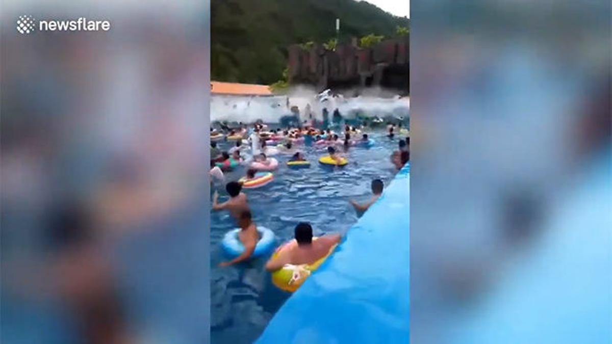 El momento del tsunami en una piscina en un parque acuático en China