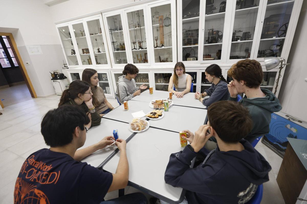Nueve científicas despiertan vocaciones en el Colegio de La Inmaculada de Gijón: “No hay carreras de hombres ni de mujeres”