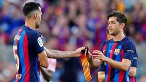 Busquets entrega el brazalete de capitán a Sergi Roberto en el Barça-Mallorca del Camp Nou.