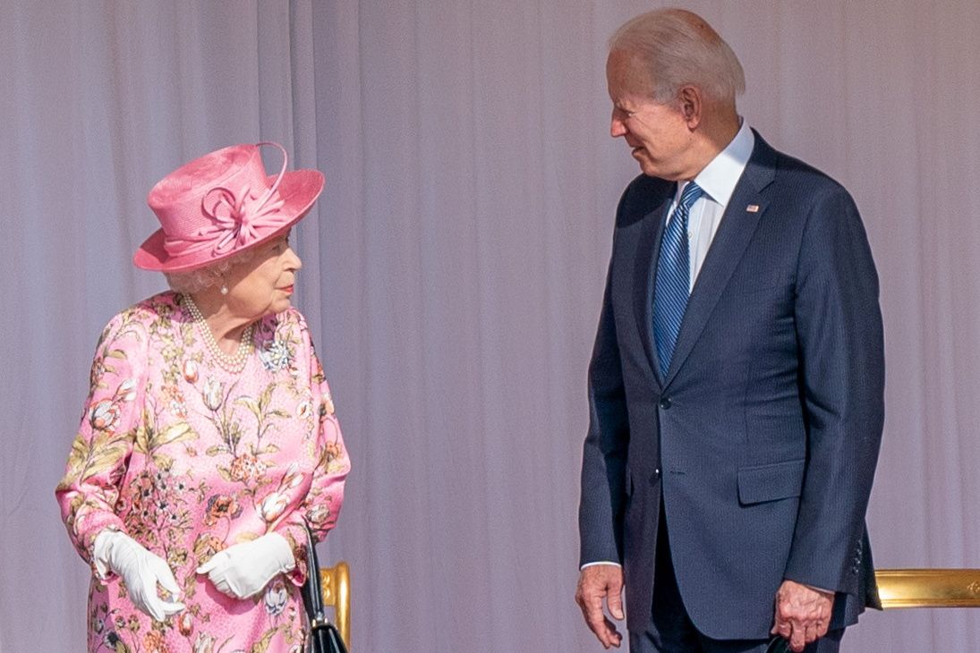 Isabel II y Joe Biden, este domingo en el castillo de Windsor.