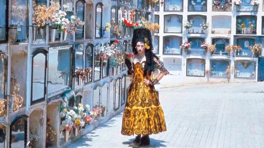 Ocaña, con vestido, peina y mantilla, en la película ‘Ocaña, retrato intermitente’