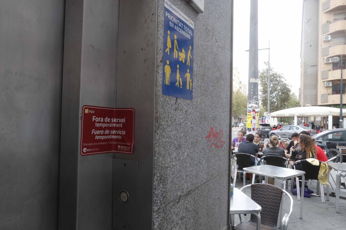 Una usuaria del metro con movilidad reducida lleva desde agosto esperando a que reparen el ascensor de la parada de Benimaclet