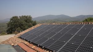 Instalación fotovoltaica sobre tejado de equipación municipal