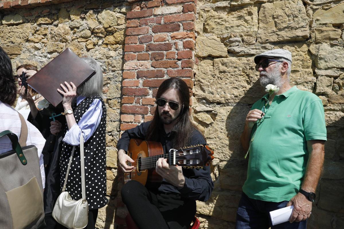 Oviedo. La Entidad Cultural Gaudiosa Asturias rinde homenaje a Leopoldo Alas Clarín en el 125.º aniversario de su fallecimiento en el cementerio de San Salvador