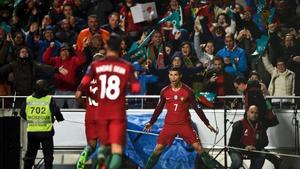 Cristiano Ronaldo celebra el primero de los dos goles que marcó a Hungría.