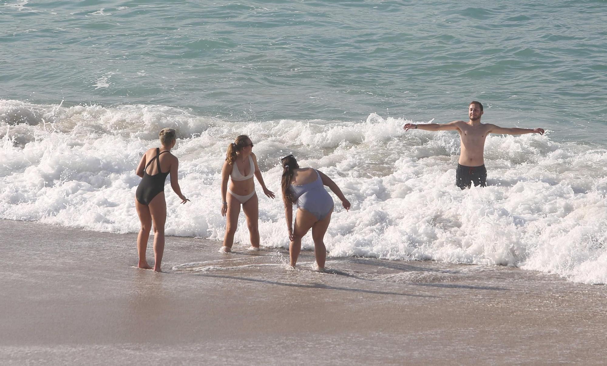 Primeros baños en las playas de A Coruña, donde el termómetro llega casi a los 20 grados