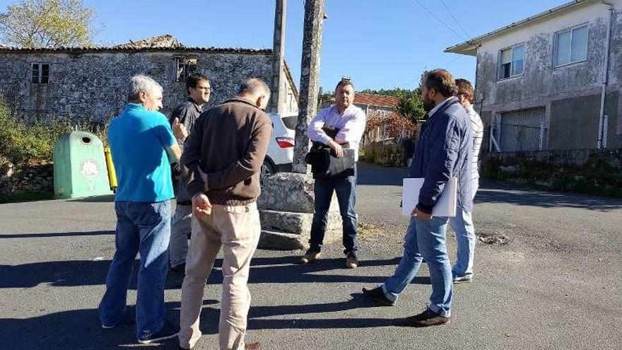 Alcalde y vecinos en la zona en la que se intervendrá.