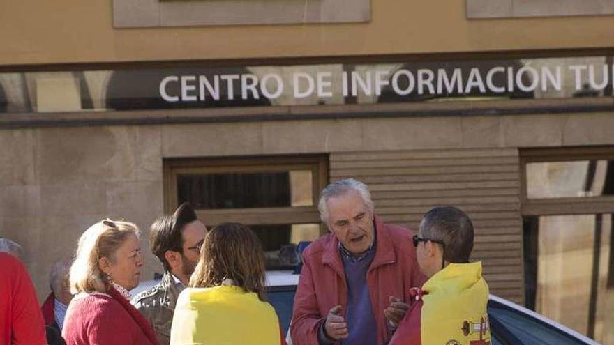 Una pareja con la bandera de España, en Oviedo.