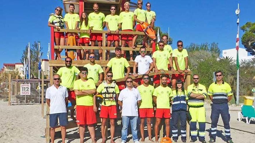 Rettungsschwimmer beziehen auf Playa de Muro Position