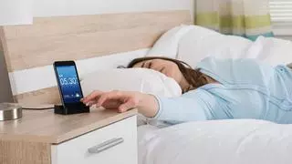 Los peligros de dormir con el móvil cargando al lado de la cama