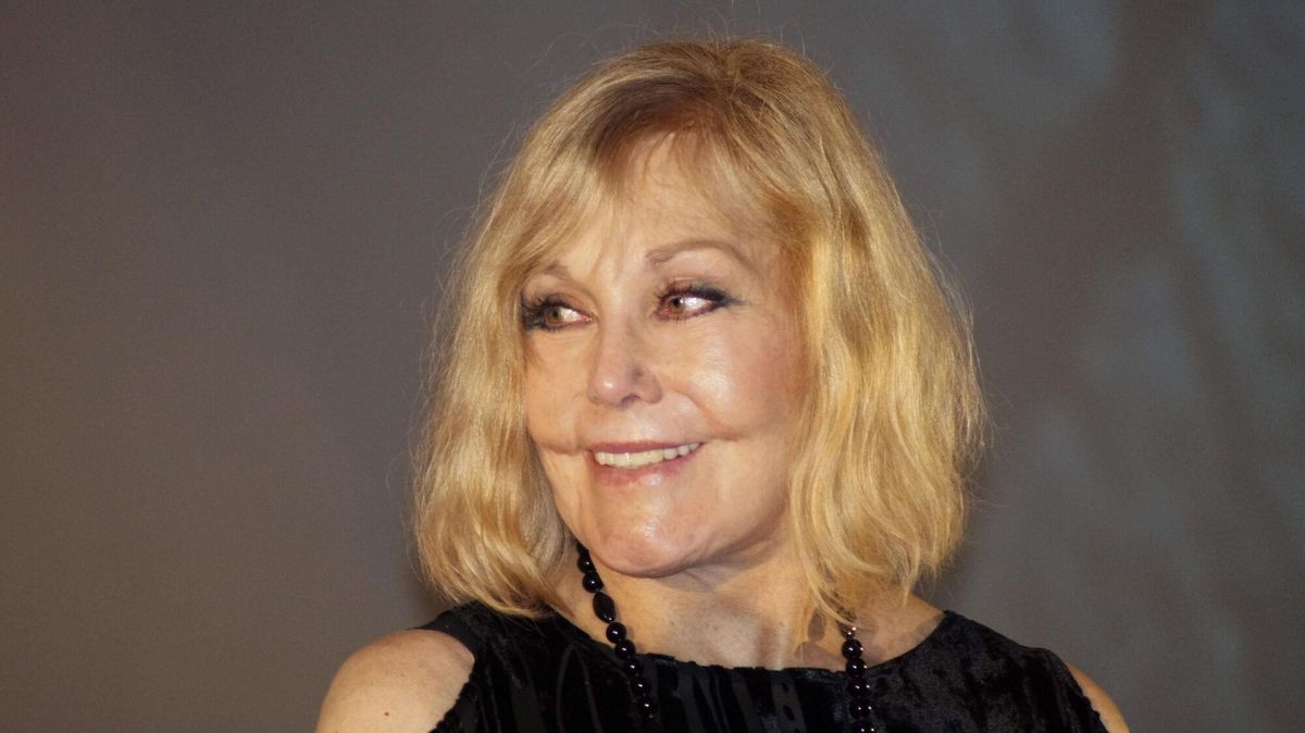 Kim Novak. | efeGRA310. PRAGA, 19/03/2015.- La actriz estadounidense de origen checo Kim Novak, musa de Alfred Hitchcock en "Vértigo" y una de las leyendas de la época dorada de Hollywood, durante la inauguración de la XXII edición del festival internacional de cine Febiofest, en la que ha recibido hoy en Praga el premio "Kristian" por su trayectoria cinematográfica. EFE/Gustavo Monge KIM NOVAK, PROTAGONISTA DE "VÉRTIGO", RECIBE EN PRAGA UN PREMIO A SU CARRERA. CINE ACTRIZ