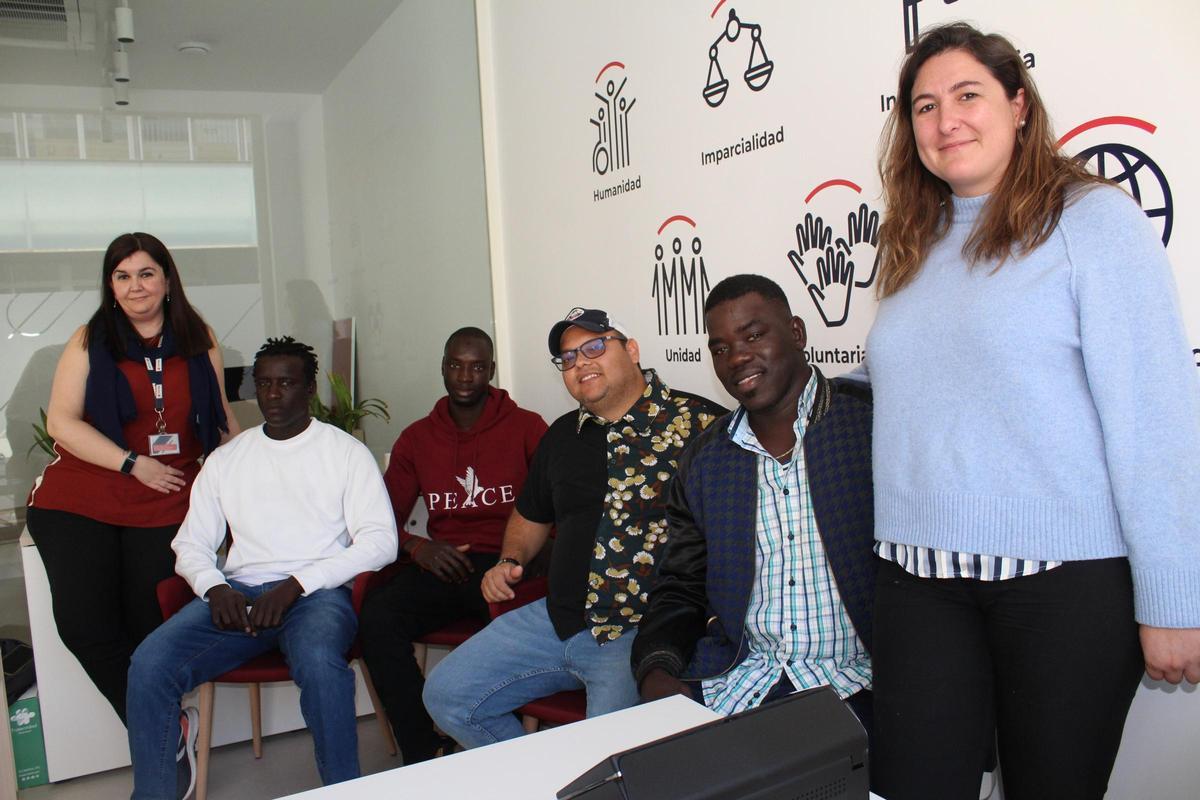 Algunos de los migrantes que han completado el curso junto a las responsables del proyecto de Cruz Roja de Guardamar del Segura,  Sheila Villar y  Mari Carmen López Castillo