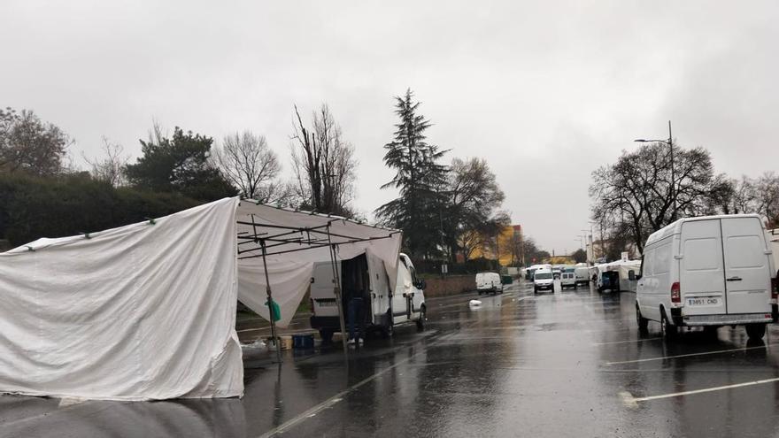 Los ambulantes levantan el mercadillo de La Hispanidad de Plasencia por las lluvias