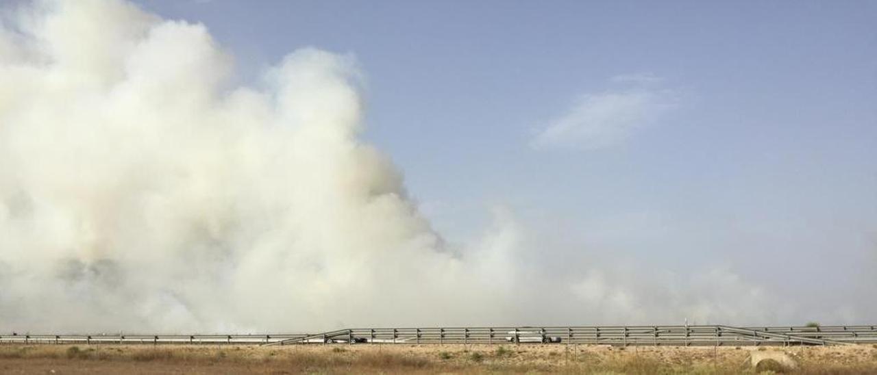 La Guardia Civil de Tráfico en la zona del incendio para evitar el paso de vehículos.