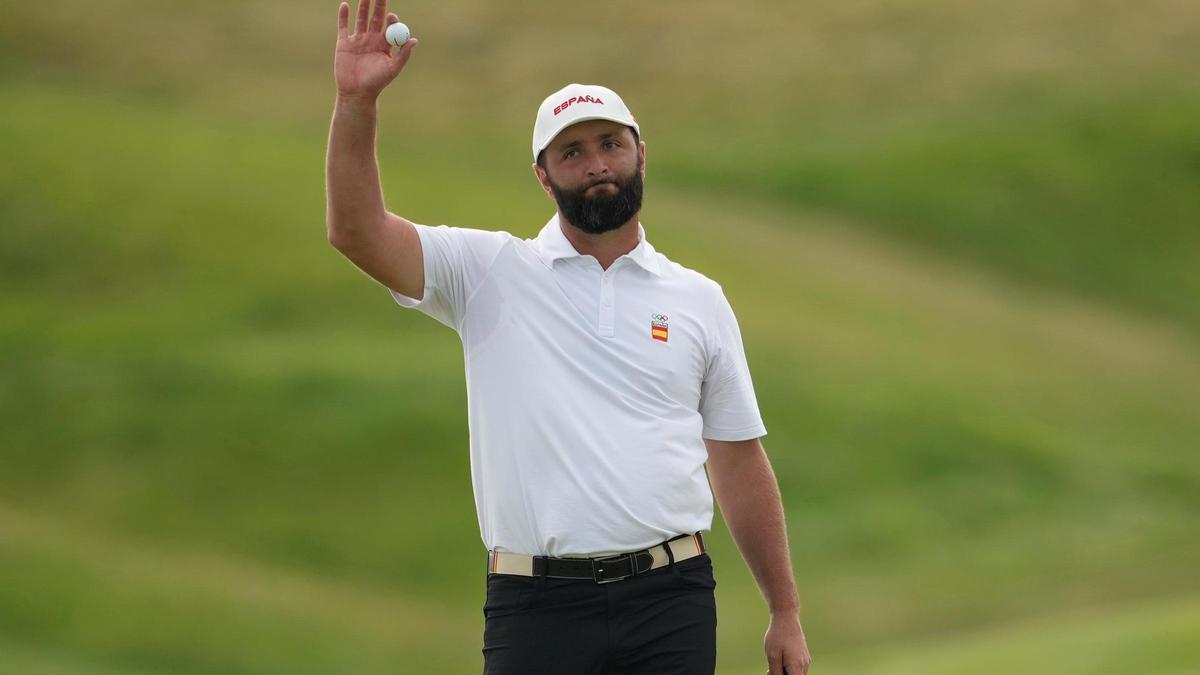 Jon Rahm saluda a los aficionados tras completar otra gran vuelta y situarse lider en Paría