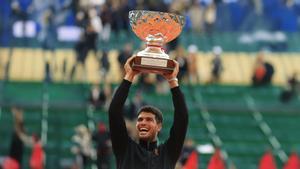 Alcaraz aixeca el trofeu, ahir en la final de Montecarlo. | MANON CRUZ / REUTERS