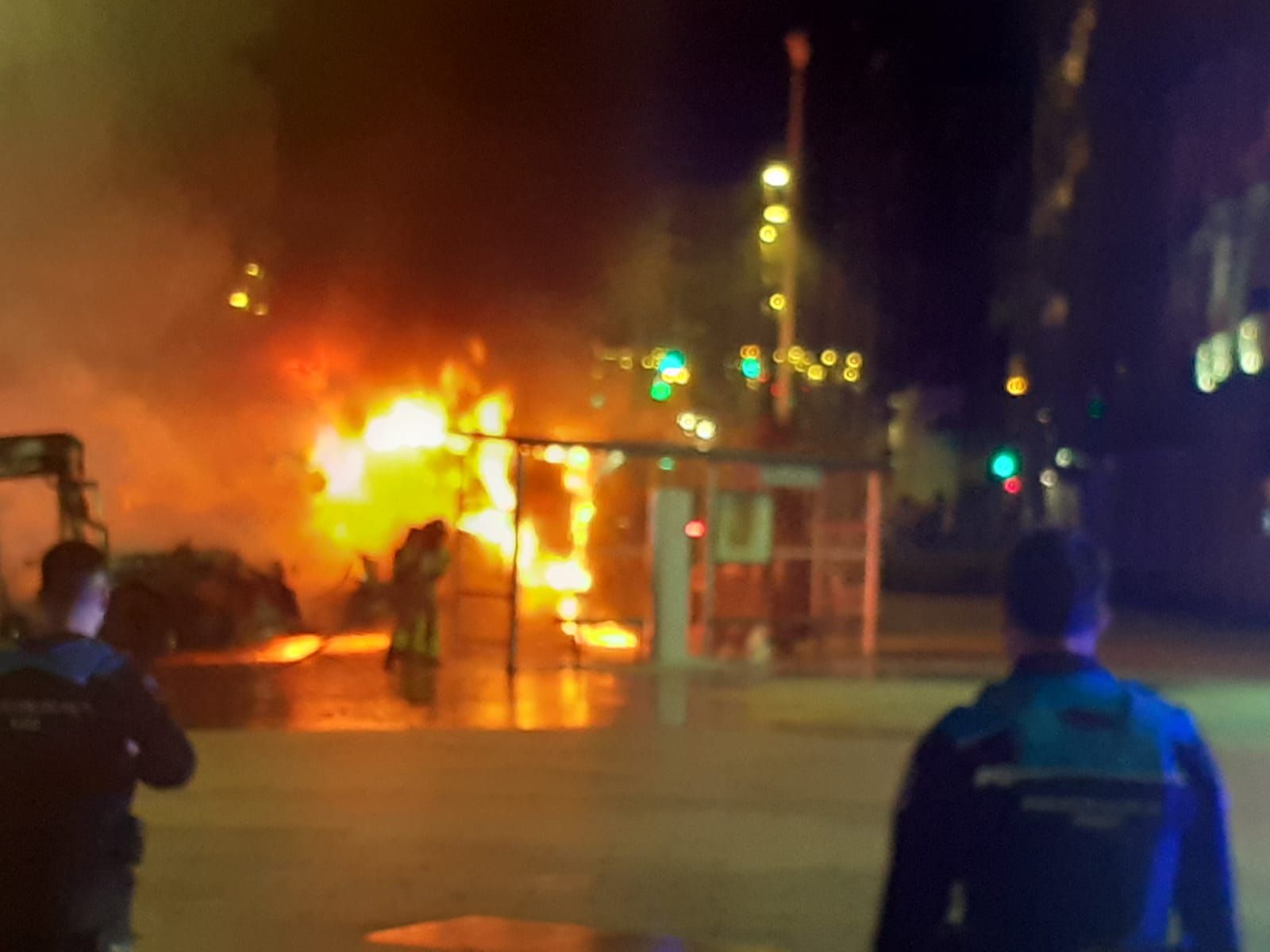 Las llamas calcinan un autobús en pleno centro de Vigo