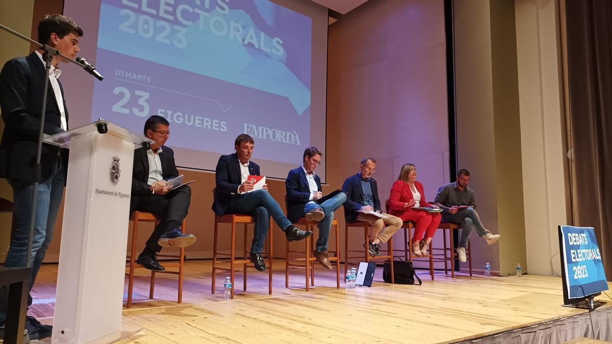 Els sis candidats i el moderador del debat Ivan Álvarez