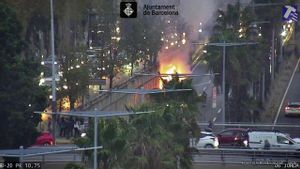 Incendio de un vehículo en la Ronda de Dalt (B-20) de Barcelona