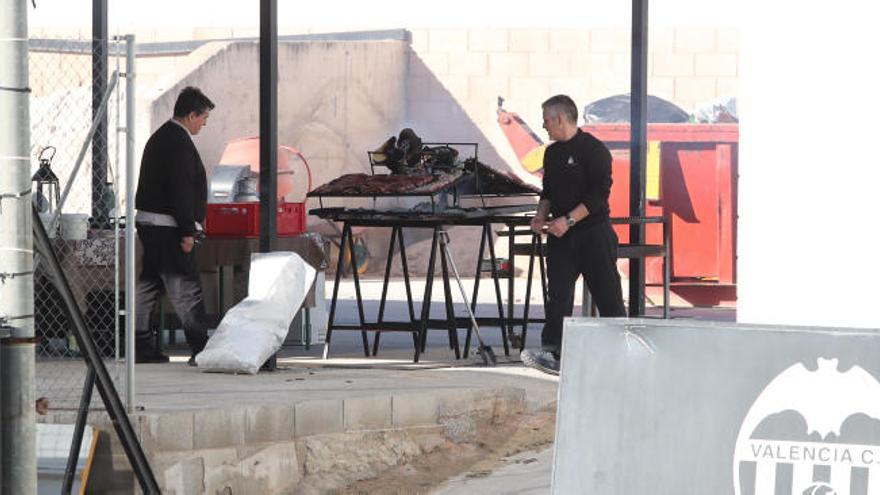 Los cocineros preparan el asado argentino