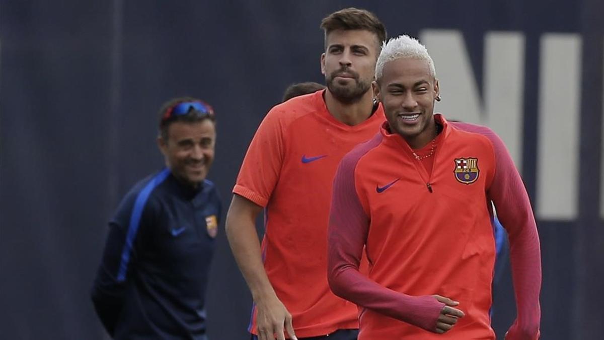 Neymar y Luis Enrique, sonrientes junto a Piqué, en el entrenamiento de la Ciudad Deportiva.