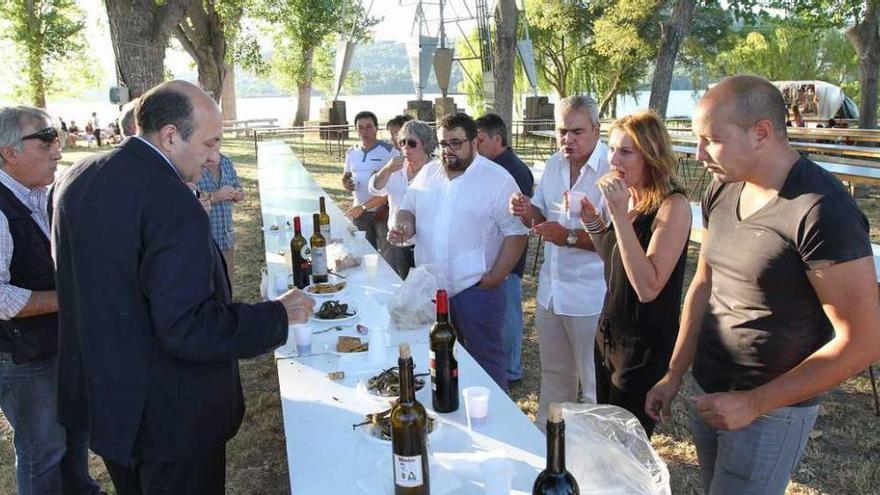 Primeras degustaciones durante la inauguración de la Fiesta de la Anguila. // Iñaki Osorio