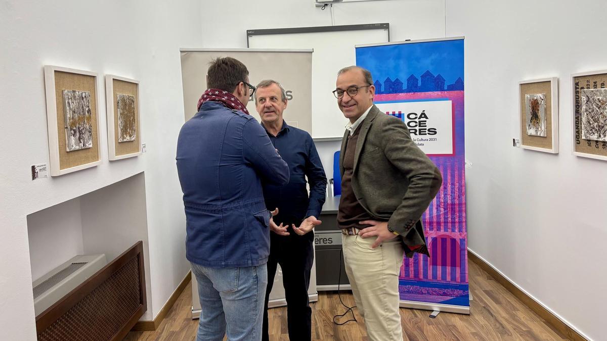 Presentación del acto cultural, este jueves, en el Palacio de la Isla. Mateos, con el edil Suárez (de espaldas) y Sharkey.