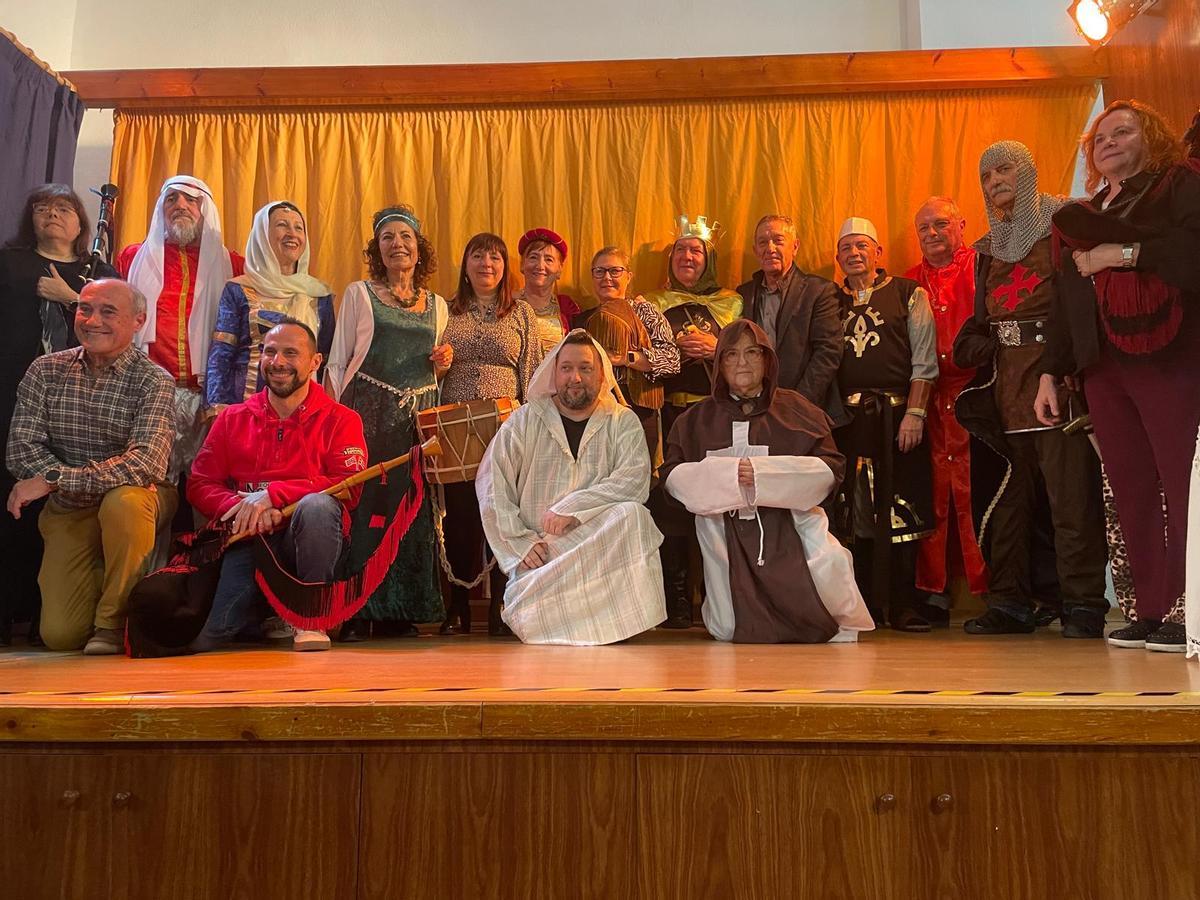 Los integrantes del grupo de teatro del Centro Asturiano de Alicante, tras la representación de "Los amores de Fátima y Adosinda"
