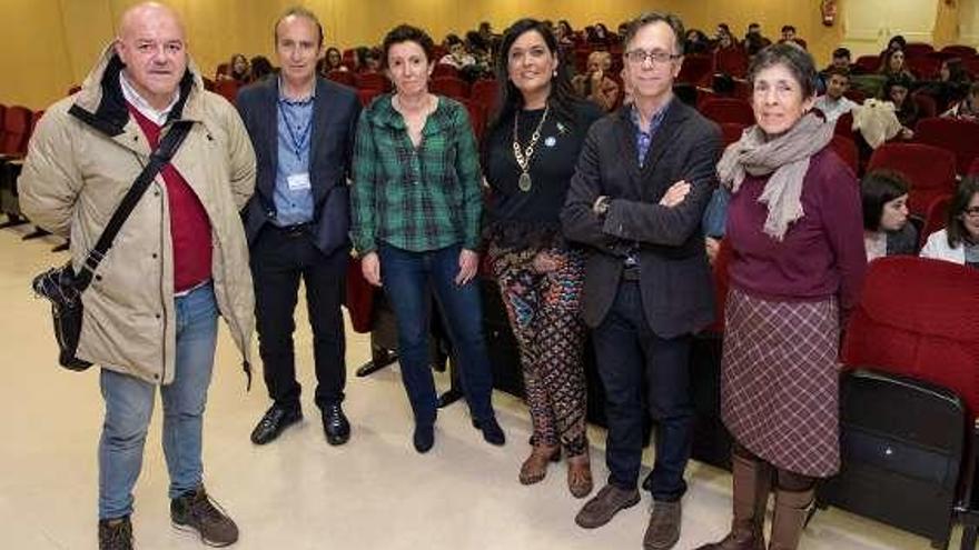 Por la izquierda, los responsables universitarios Javier González y Fernando Alonso, junto a Lola Menéndez y María Luisa Ordóñez (Médicos del Mundo) y los docentes Enrique Oltra y Josefina Bariandarán.