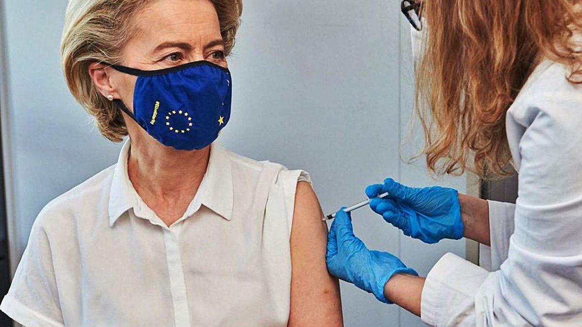 Pfizer y su tercera dosis para una inmunización total. En la imagen, la presidenta de la Comisión Europea, Ursula Von der Leyen, recibe la primera dosis.