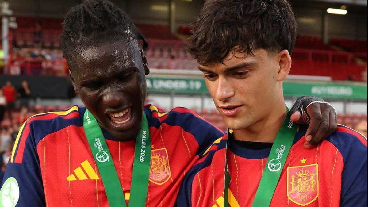 Diallo con su medalla de campeón de Europa sub 19.