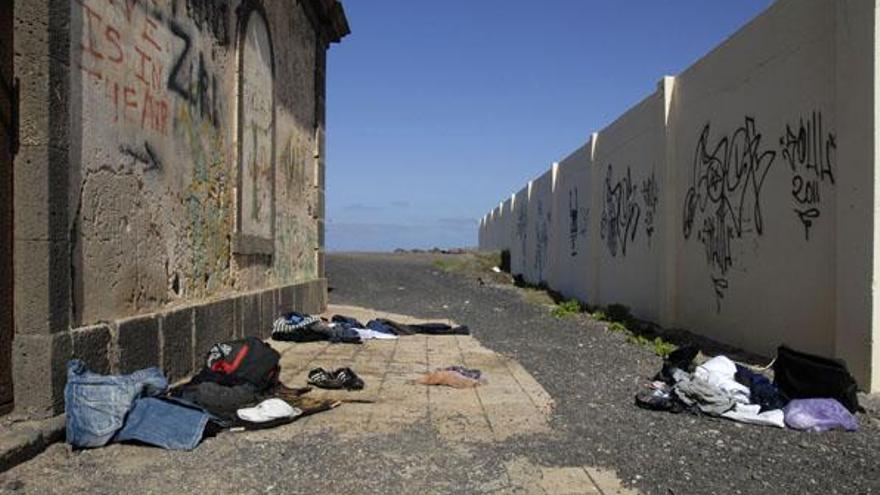 Indumentarias que dejaron, ayer, los inmigrantes en Pechiguera. i A. PERDOMO