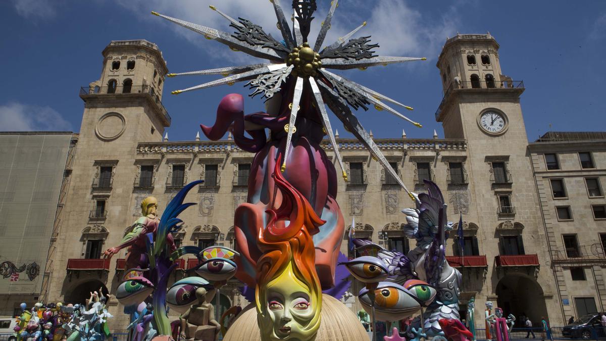 Hoguera oficial de 2019, en la Plaza del Ayuntamiento.