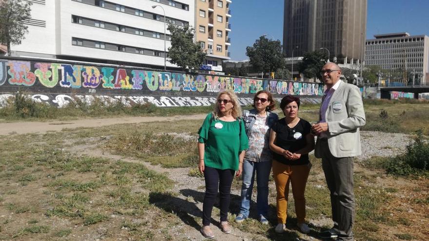 Los miembros de la candidatura en el cauce del río.