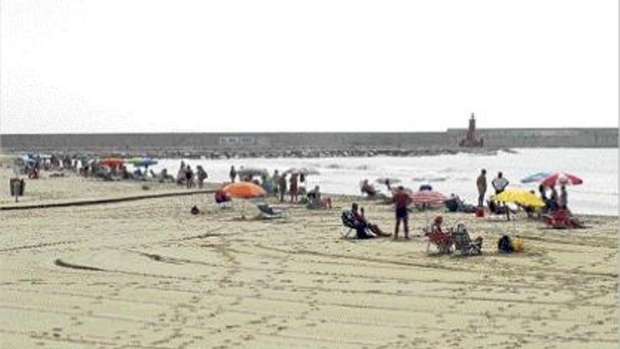 El próximo verano quedará prohibido reservar sitio en la playa de madrugada.