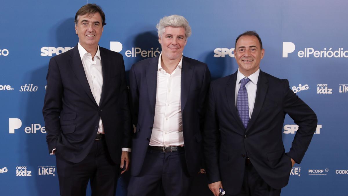 Jorge Calvet (i) y Carlos Gramunt (d), acudieron en representación de Caixabank acompañados por Alvaro Alcolea, director financiero de Prensa Ibérica.