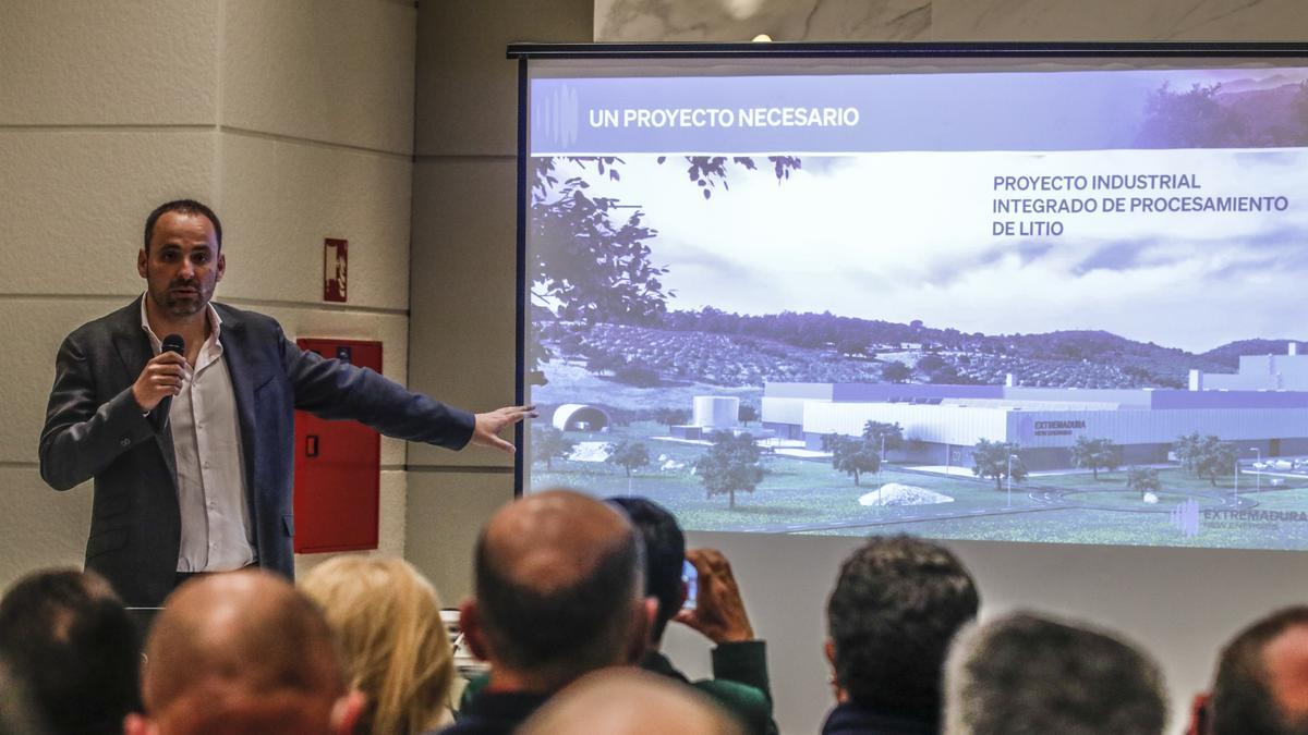 Un directivo de Extremadura New Energies en una presentación de su proyecto industrial y de mina subterránea.