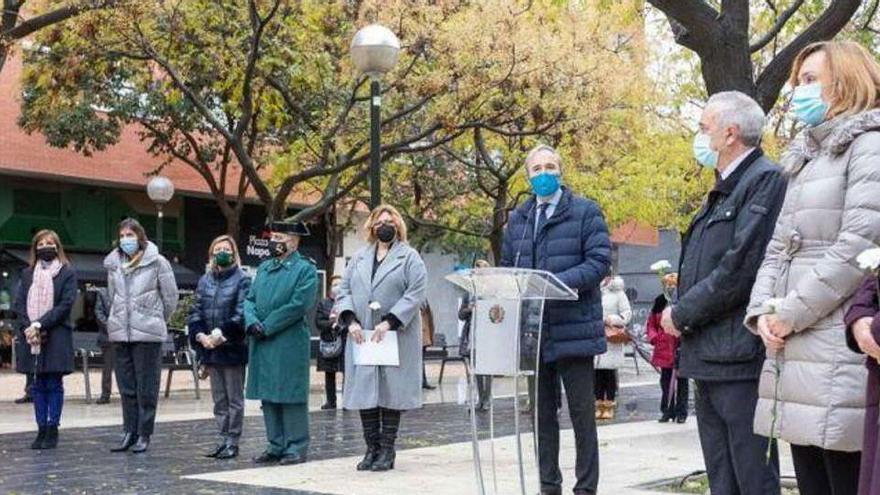 Azcón, en el acto de homenaje a las víctimas de la casa cuartel acompañado por otras autoridades.