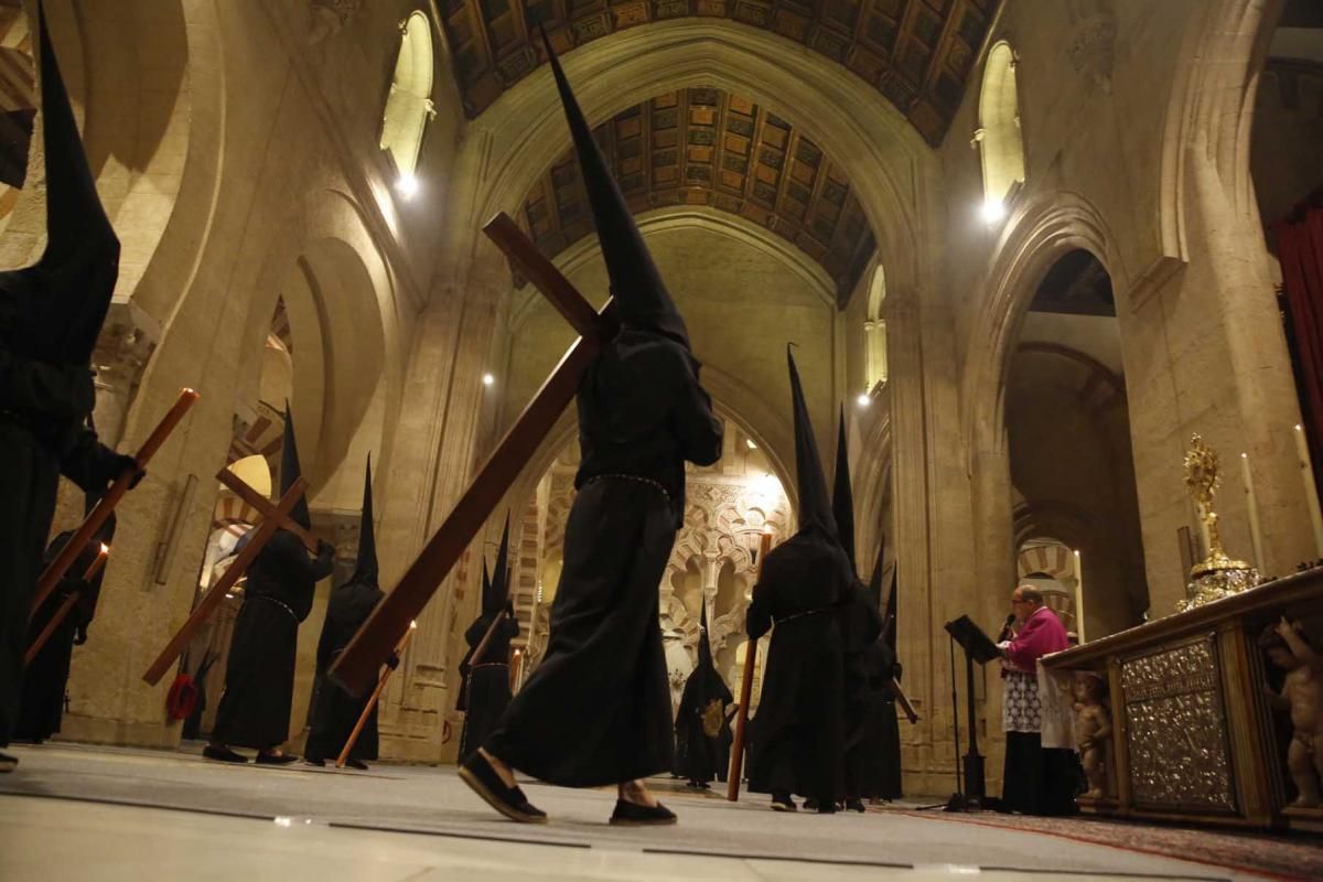 El Vía Crucis enseña el recogimiento de la Semana Santa cordobesa