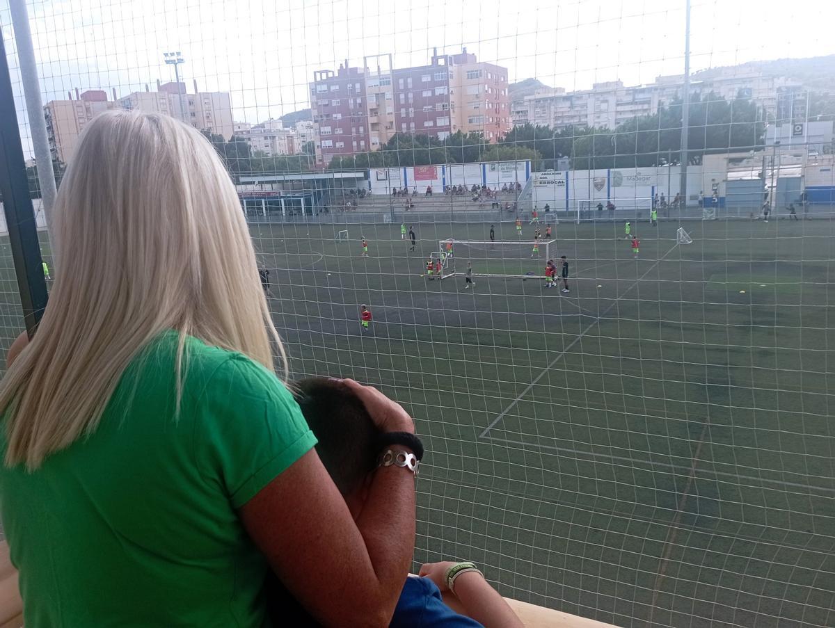 Susana, con su hijo de 7 años, que tiene problemas de sueño por el ruido del campo.