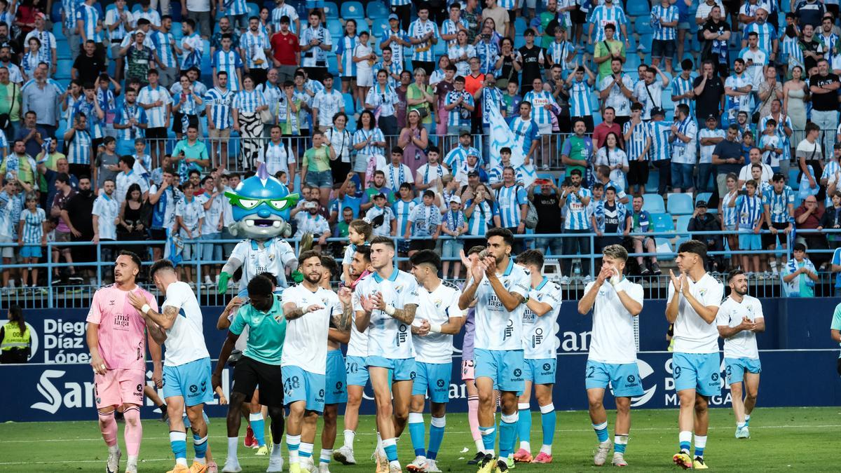 El Málaga CF celebra con su afición el triunfo ante el Celta Fortuna.