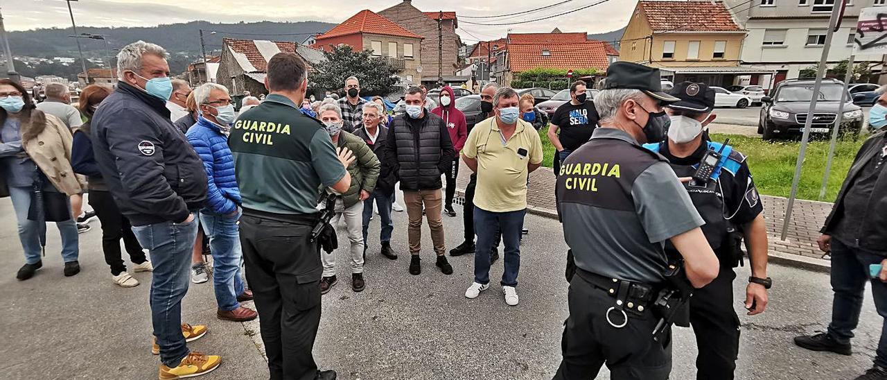 Concentración de vecinos el sábado en Meira, a la que acudió Policía y Guardia Civil. |   // FDV