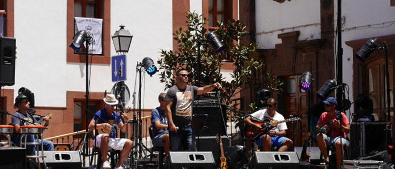 Los músicos, ayer, durante la prueba de sonido.