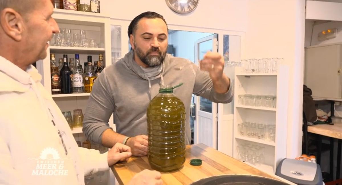 Don Francis' Kumpel Konstantin kostet das Olivenöl.