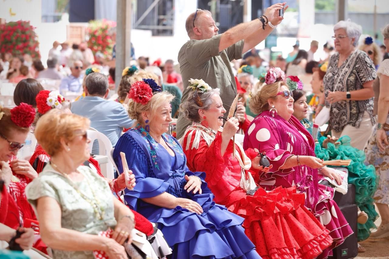 La Feria entra en calor con todas las mesas llenas