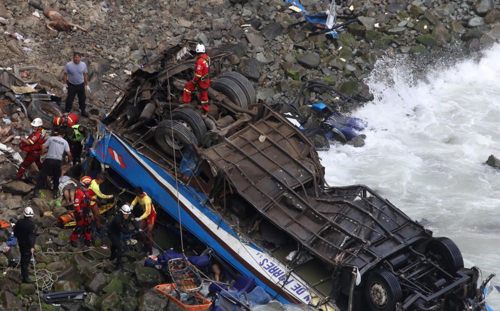 Un autobús cau per un barranc al Perú
